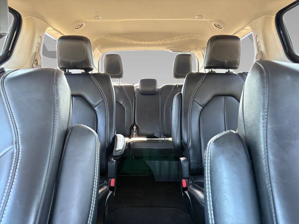 Used 2024 Chrysler Pacifica Touring-L image 2