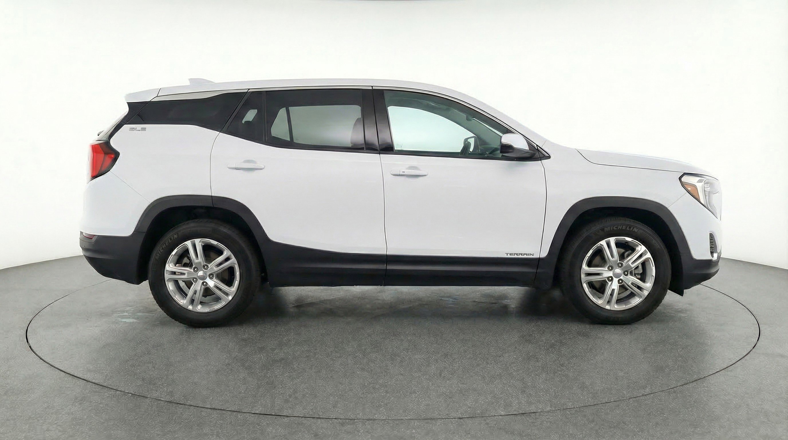 Used 2024 GMC Terrain SLE image 11