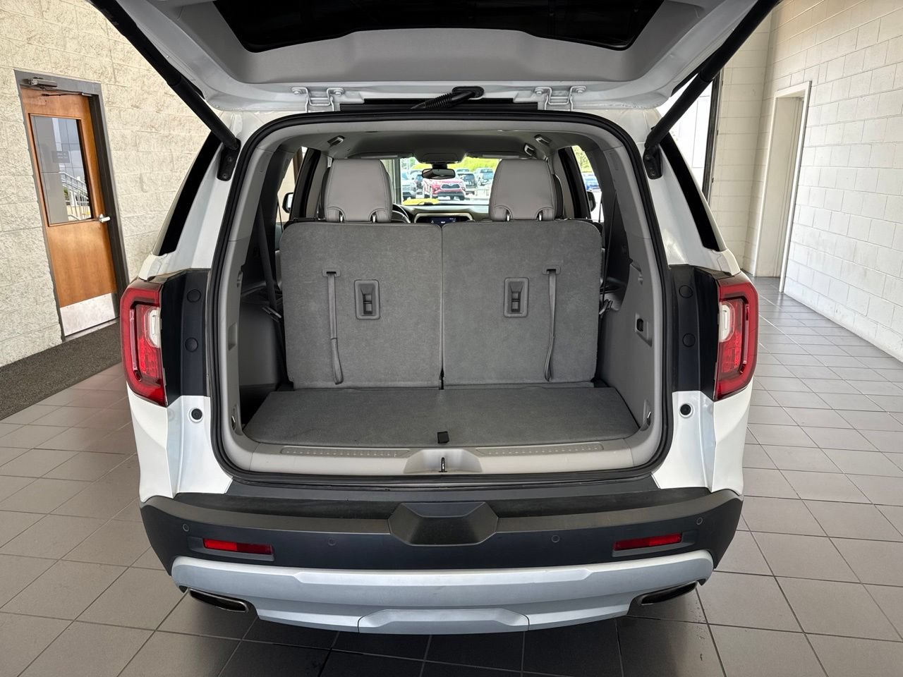 Used 2021 GMC Acadia SLT w/ Preferred Package FWD image 9
