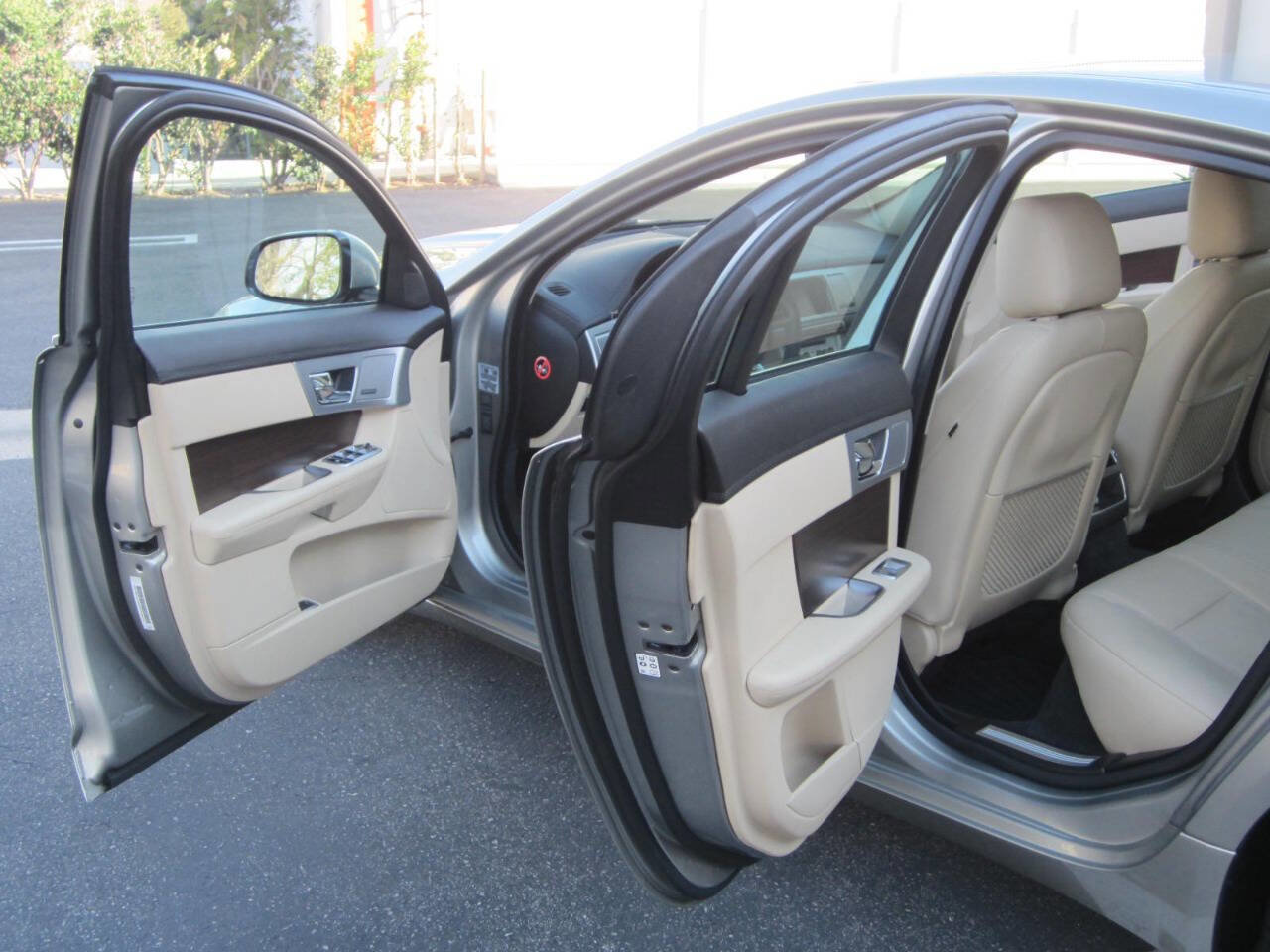 Used 2013 Jaguar XF image 22