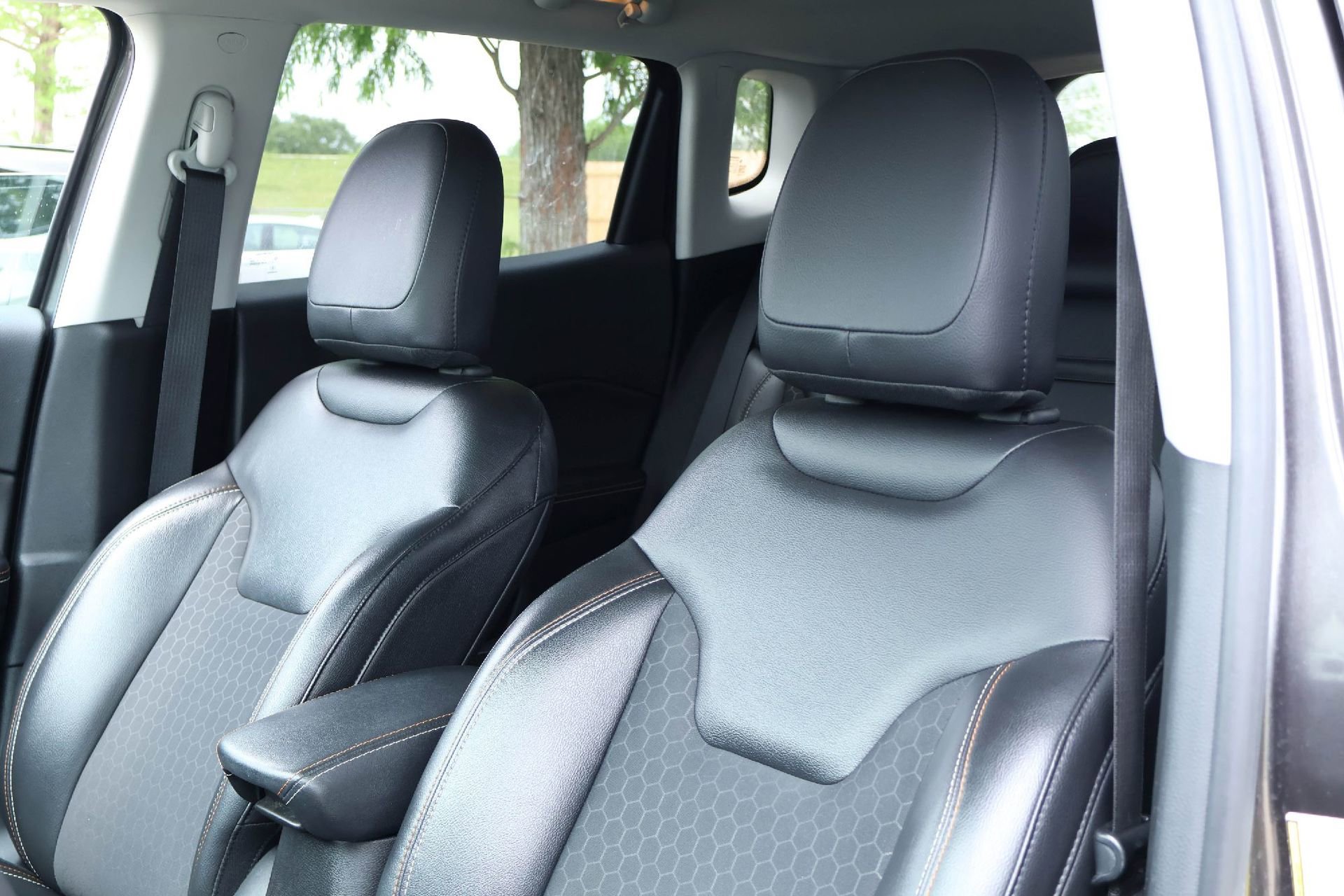 Used 2019 Jeep Compass Latitude FWD image 11