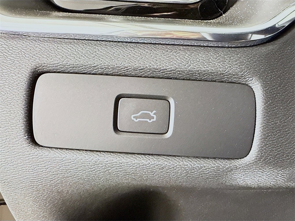 Used 2025 Volvo XC60 B5 Core w/ Protection Package Premier image 10