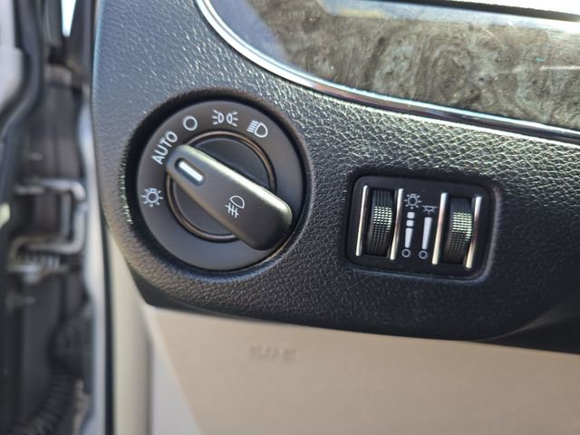 Used 2011 Chrysler Town & Country Touring w/ Entertainment Group #1 FWD image 28