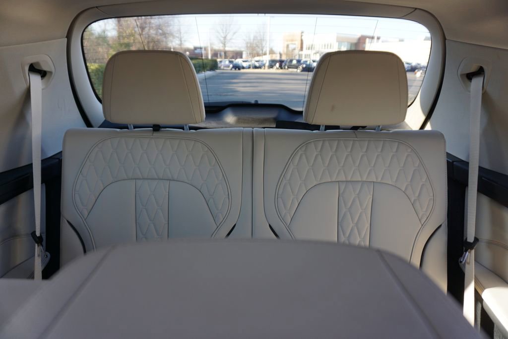 Used 2022 BMW X7 xDrive40i w/ Premium Package image 18