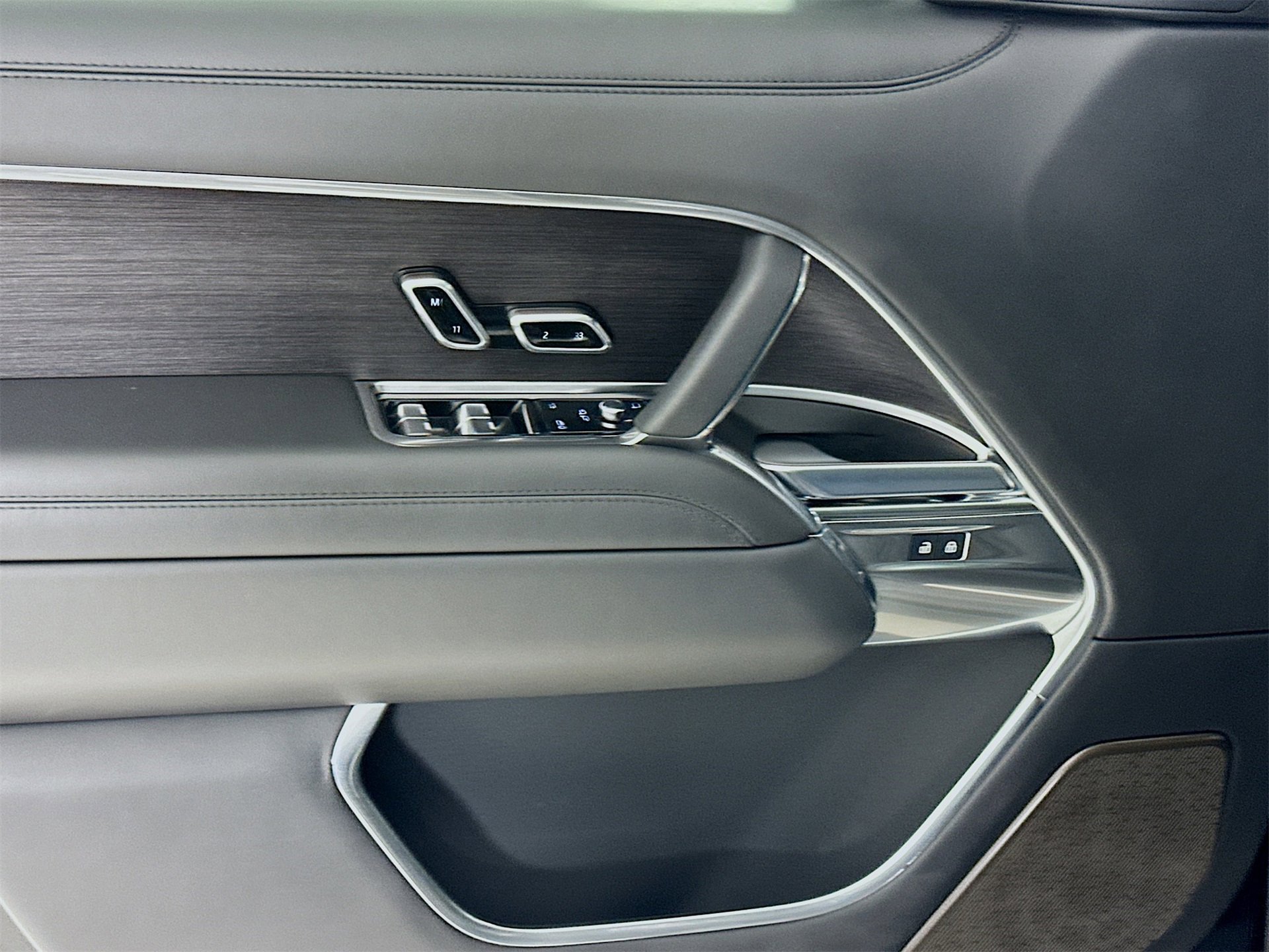 Used 2025 Land Rover Range Rover Long Wheelbase Autobiography image 19