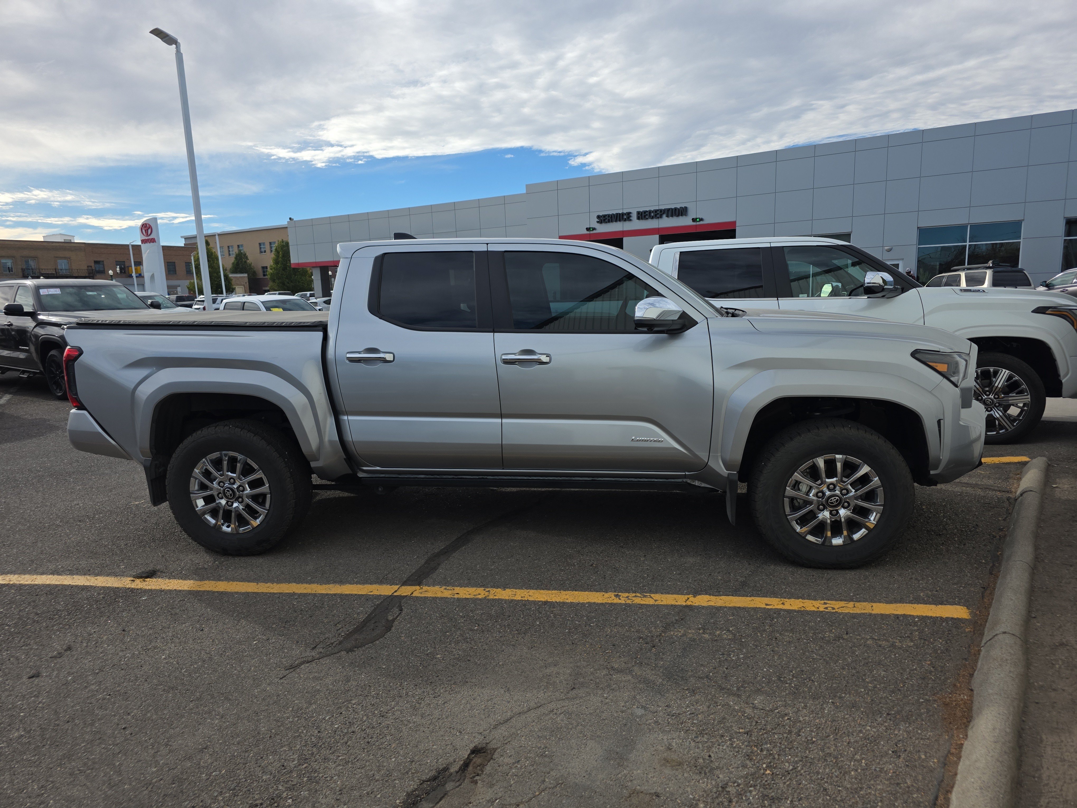 Used 2024 Toyota Tacoma Limited w/ Limited Package (LT) AWD/4WD image 1