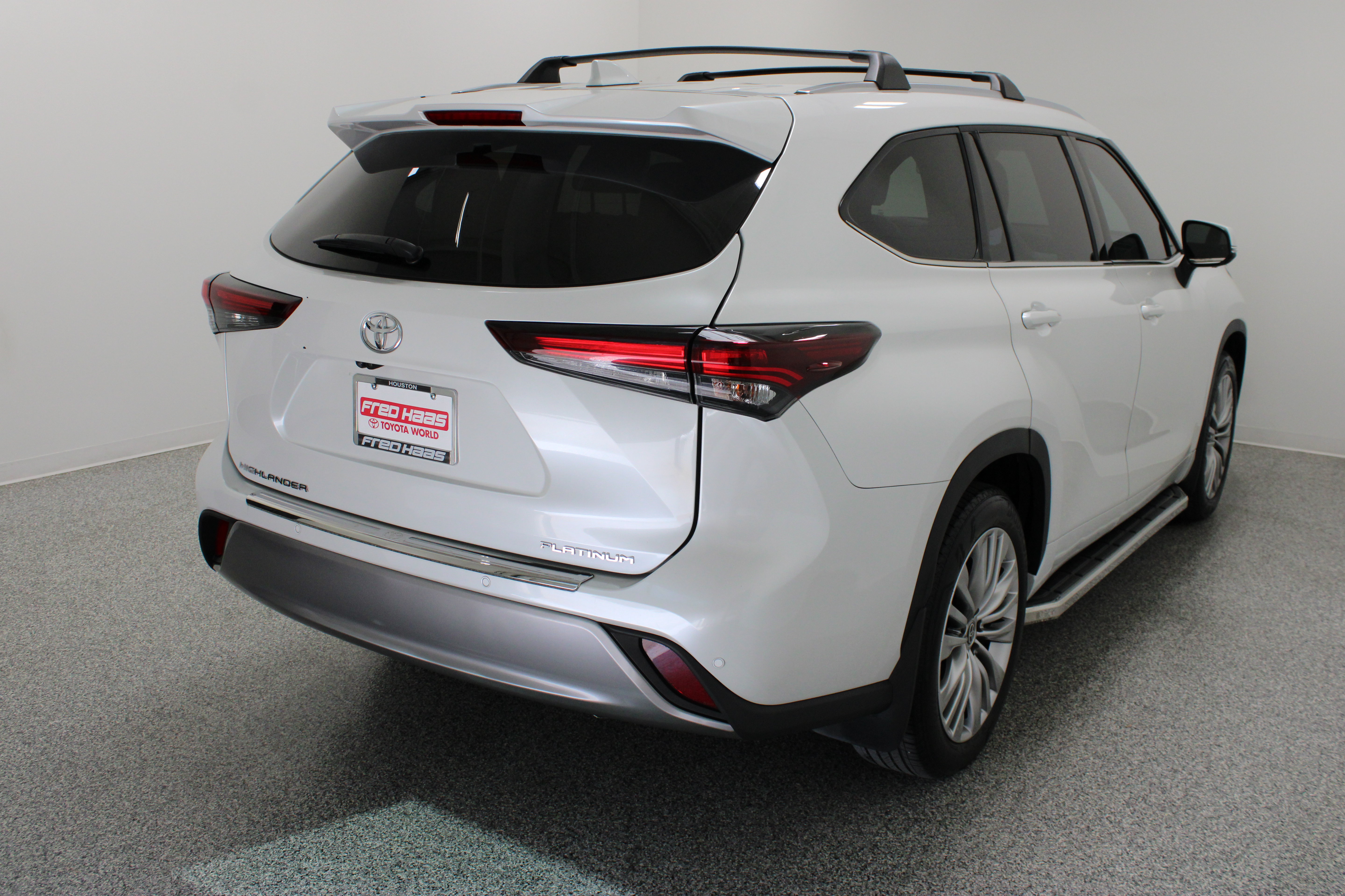 Used 2024 Toyota Highlander Platinum FWD image 7