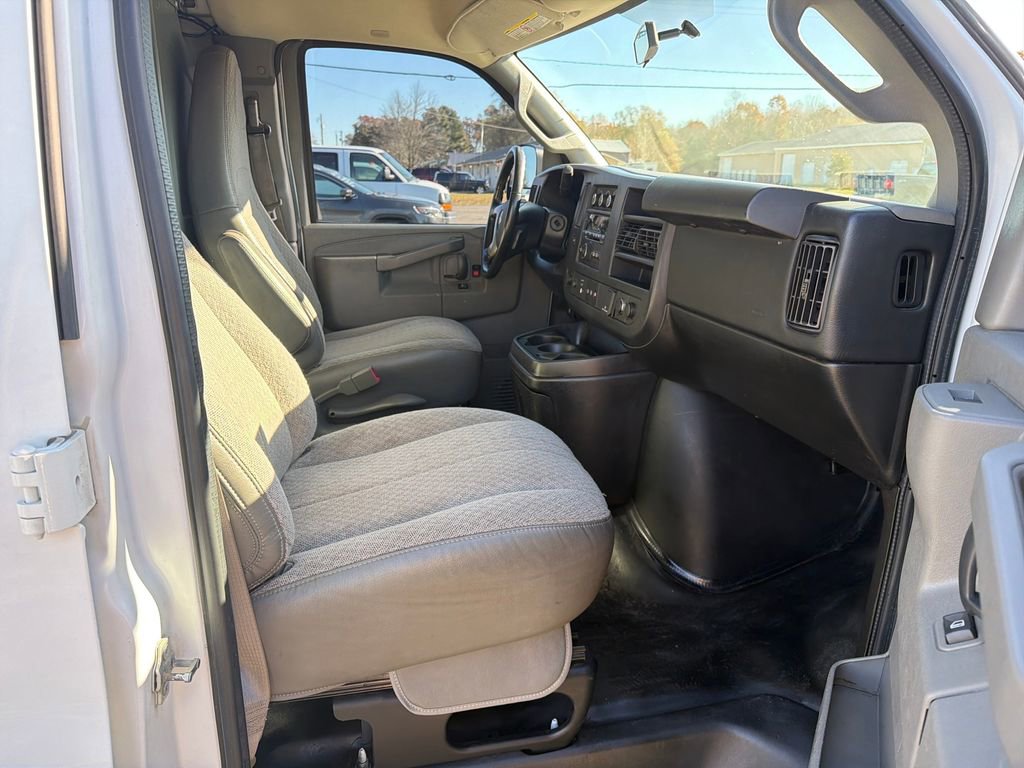 Used 2016 Chevrolet Express 3500 Extended image 24