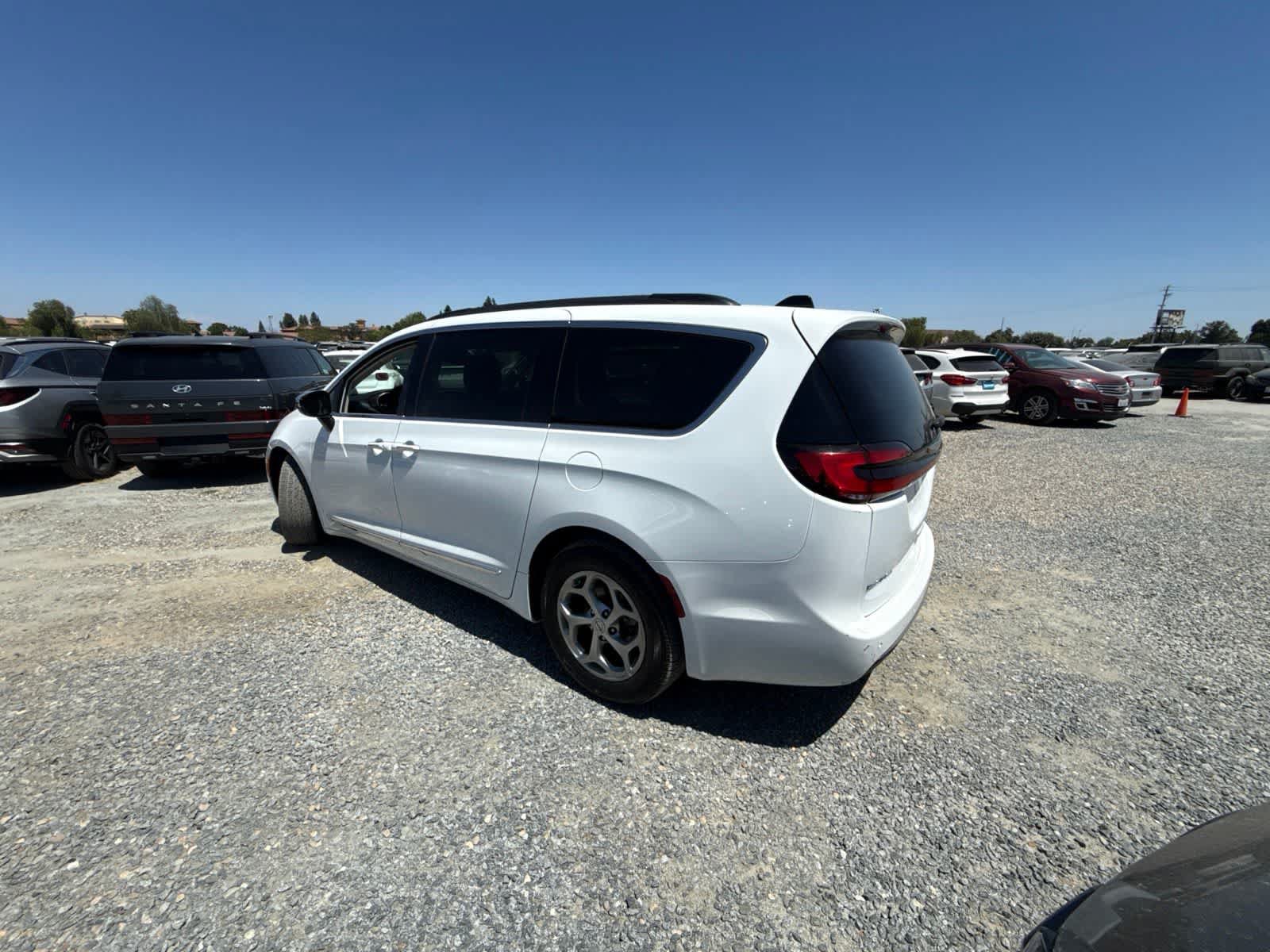 Used 2023 Chrysler Pacifica Limited FWD image 7