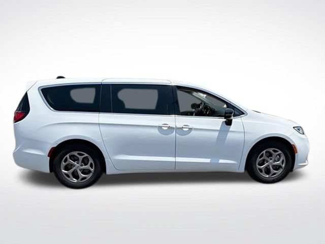 Used 2023 Chrysler Pacifica Touring-L FWD image 6