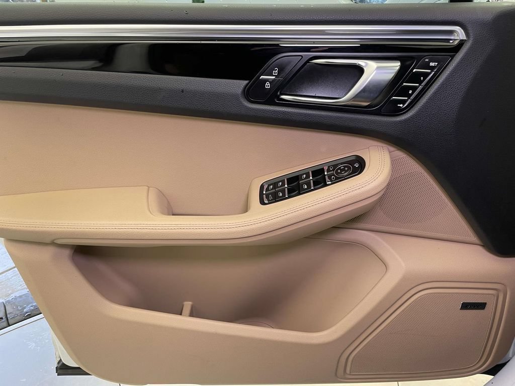 Certified 2025 Porsche Macan AWD/4WD image 36