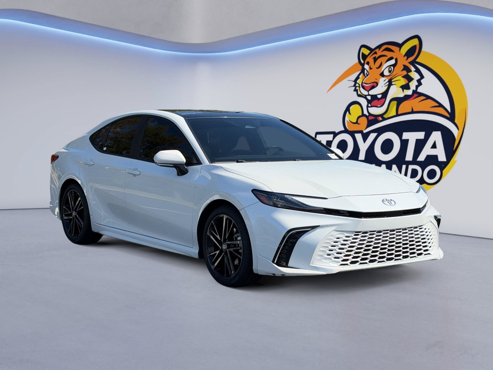 Used 2025 Toyota Camry XSE FWD image 3