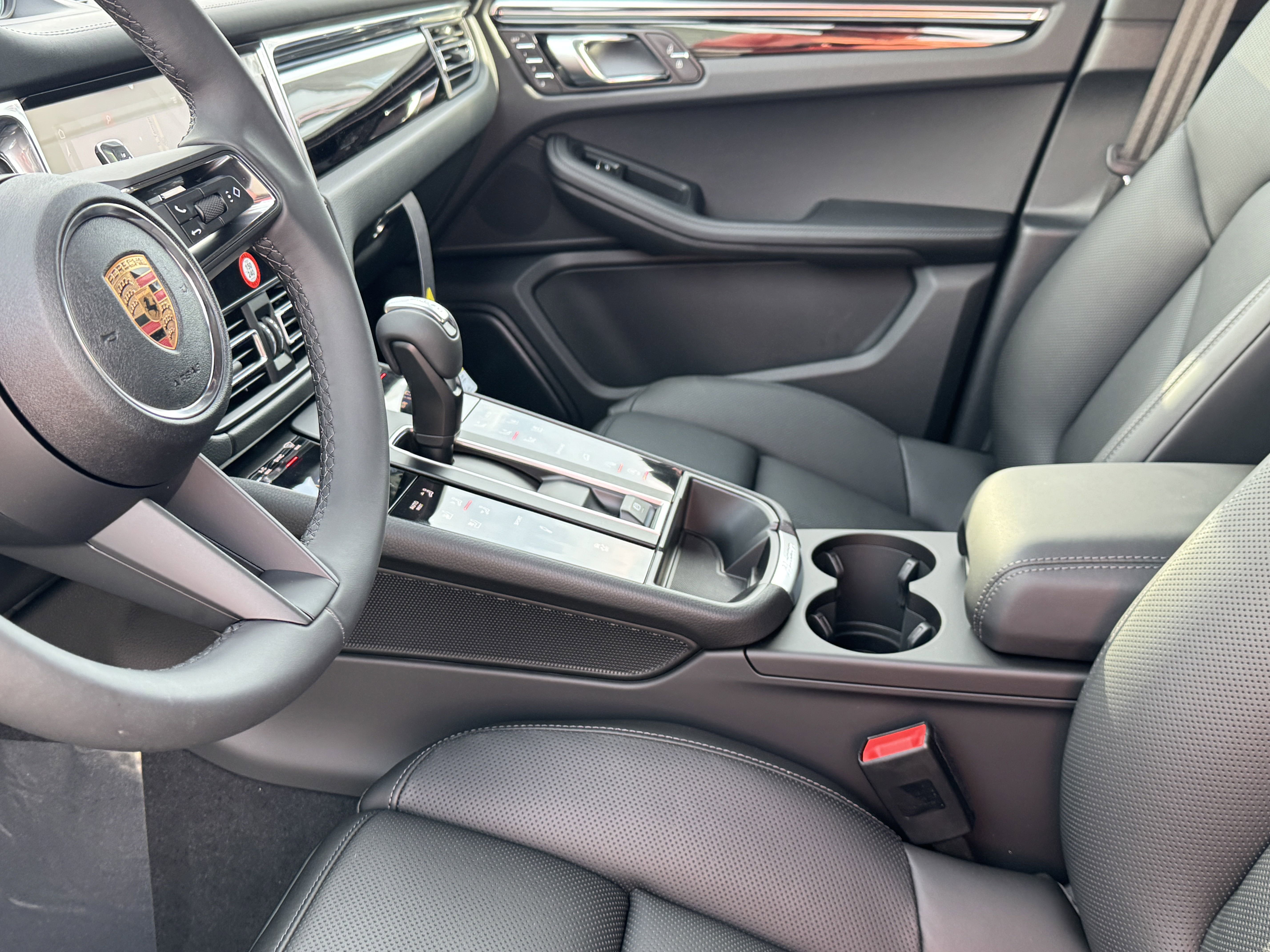 New 2025 Porsche Macan image 4