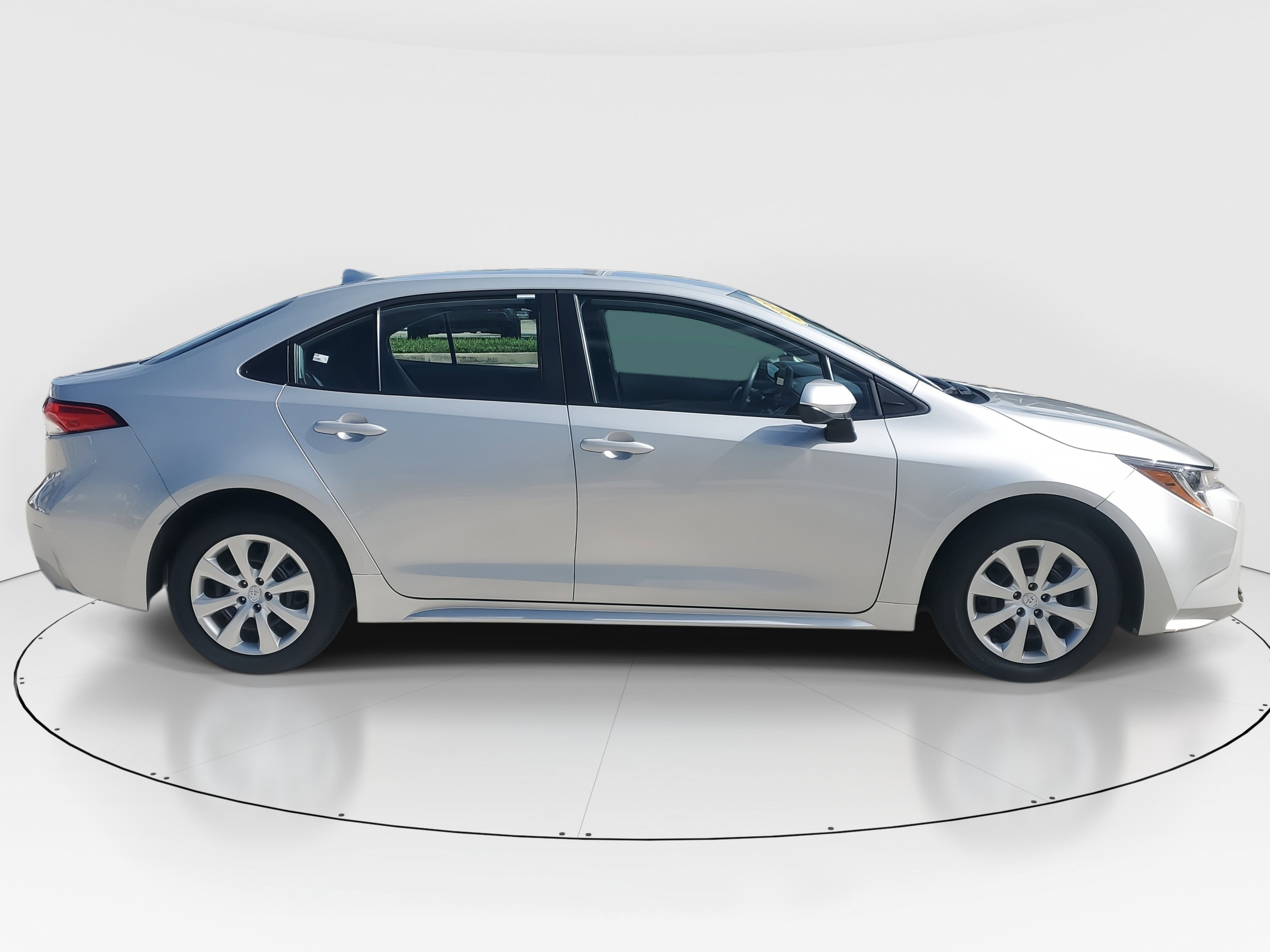 Used 2024 Toyota Corolla LE image 2