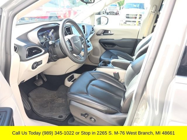 Used 2023 Chrysler Pacifica Touring-L FWD image 3