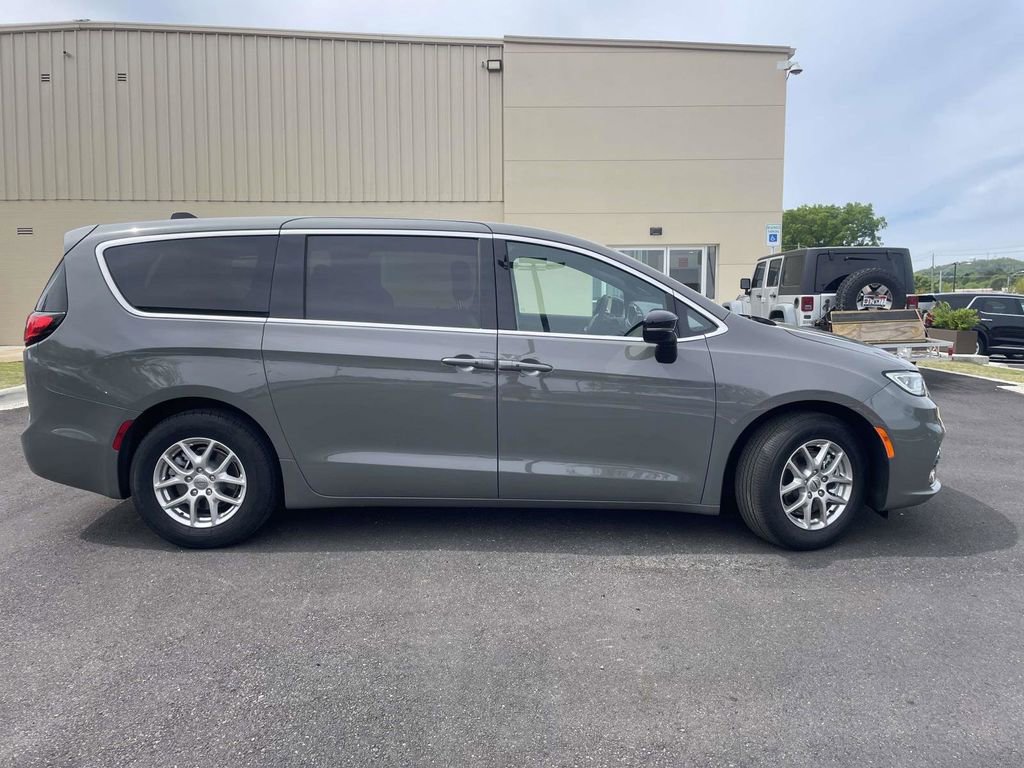Used 2025 Chrysler Pacifica Select image 2