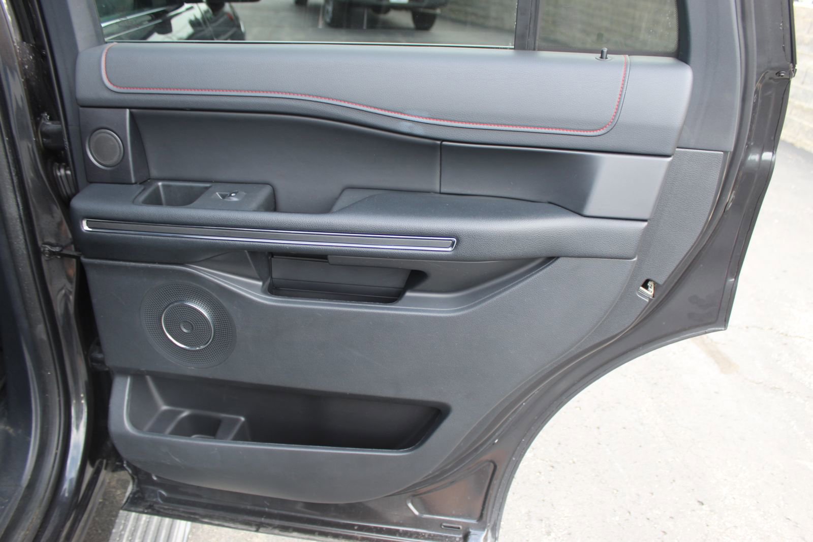 Used 2023 Ford Expedition Limited AWD/4WD image 12