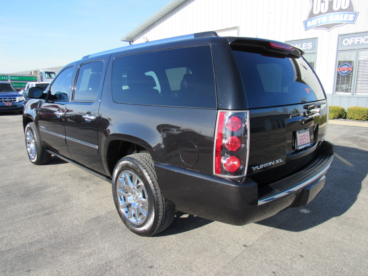 Used 2013 GMC Yukon XL Denali image 3