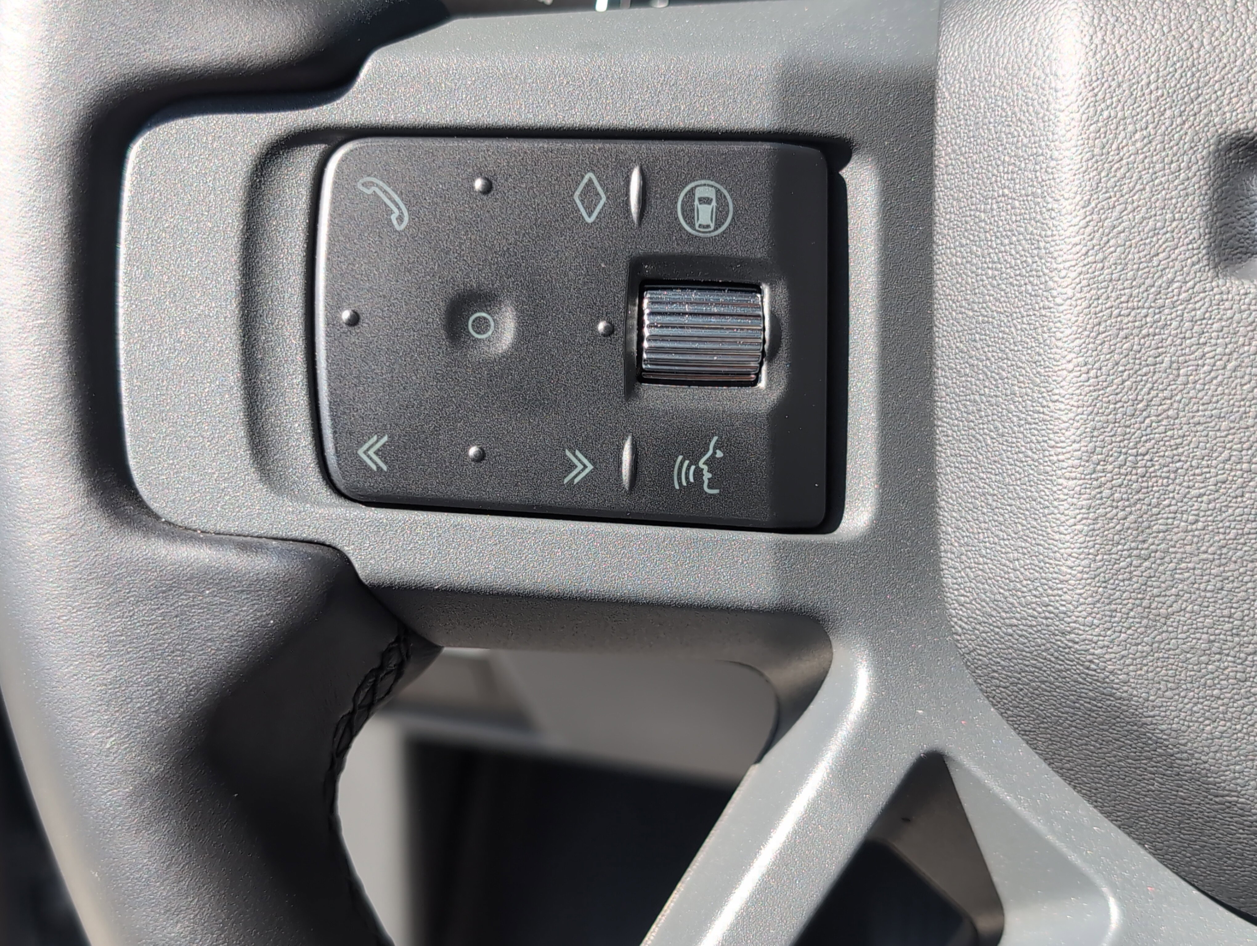 Used 2025 Land Rover Defender 110 X-Dynamic SE AWD/4WD image 19