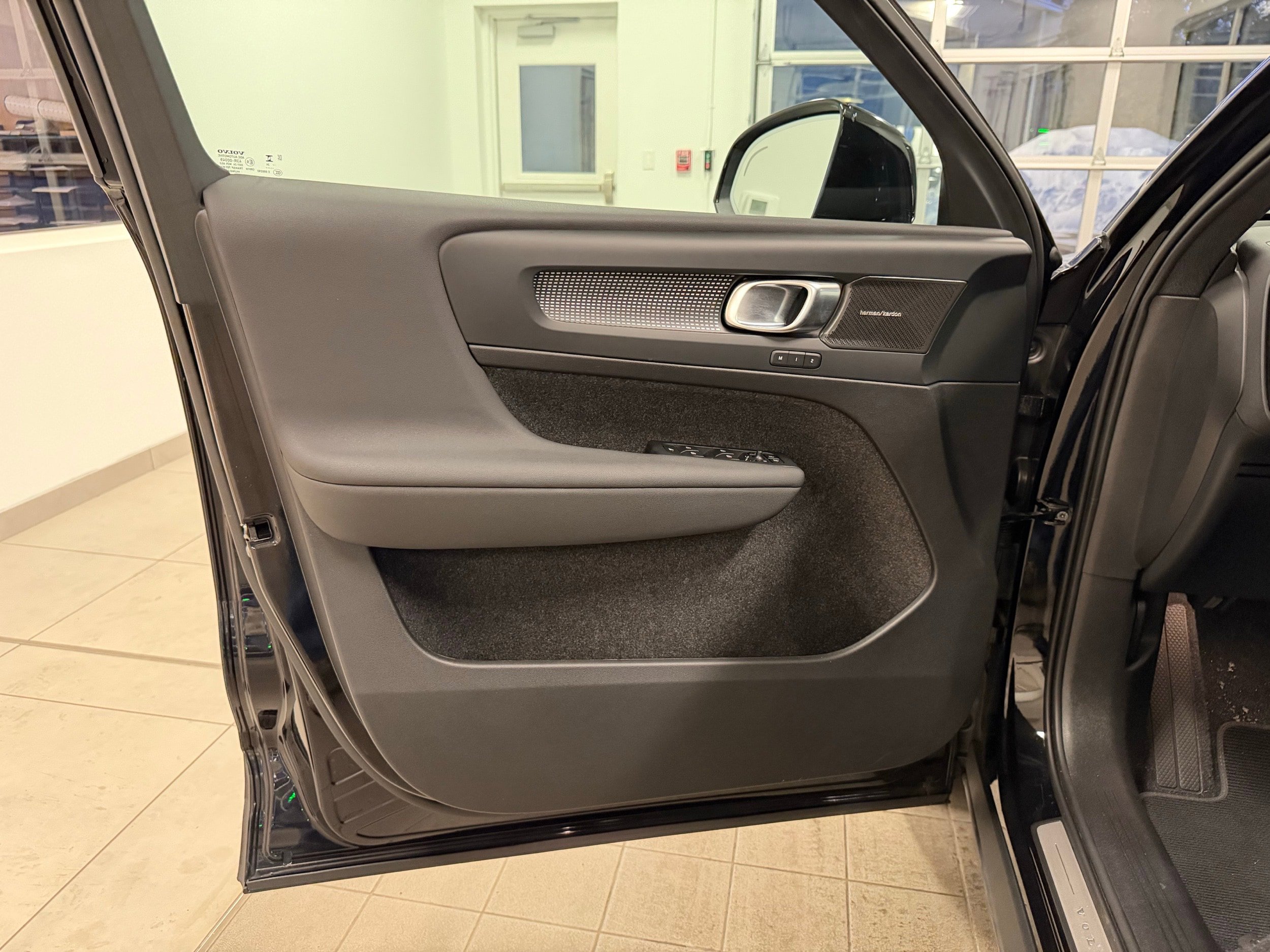 Certified 2025 Volvo XC40 B5 Plus image 17