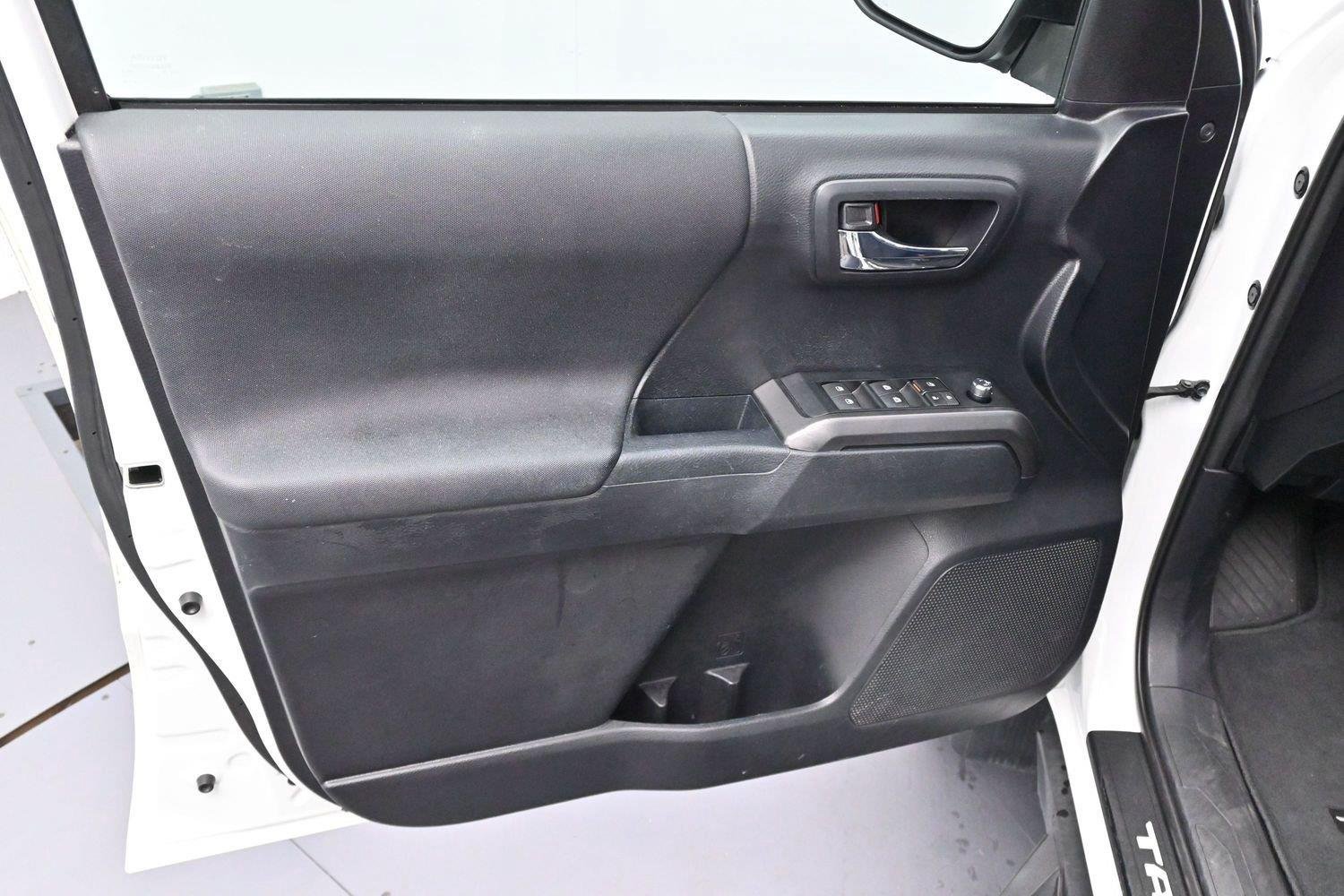 Used 2018 Toyota Tacoma TRD Off-Road AWD/4WD image 9
