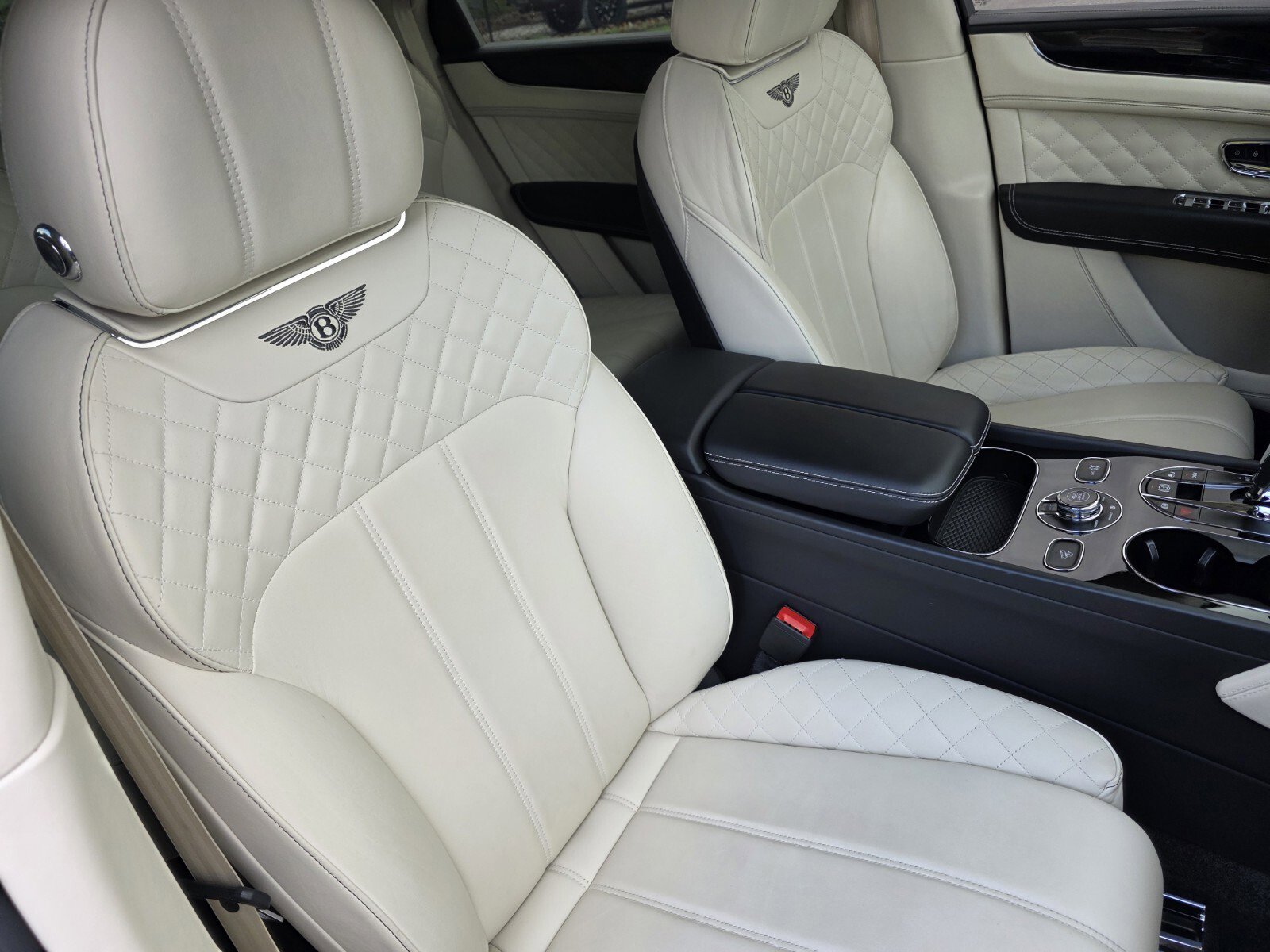 Used 2019 Bentley Bentayga image 30