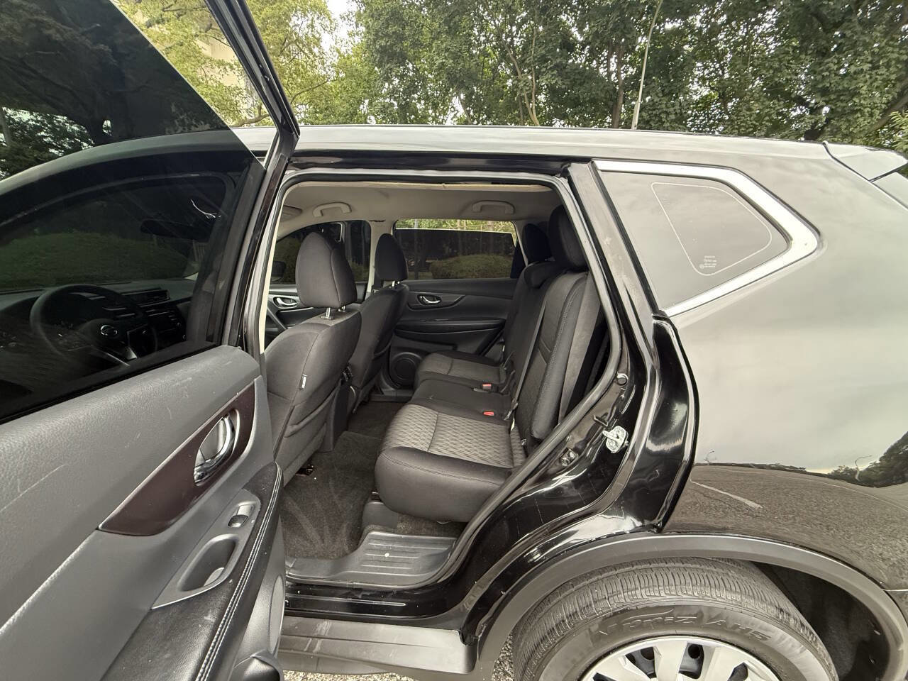 Used 2017 Nissan Rogue S image 11