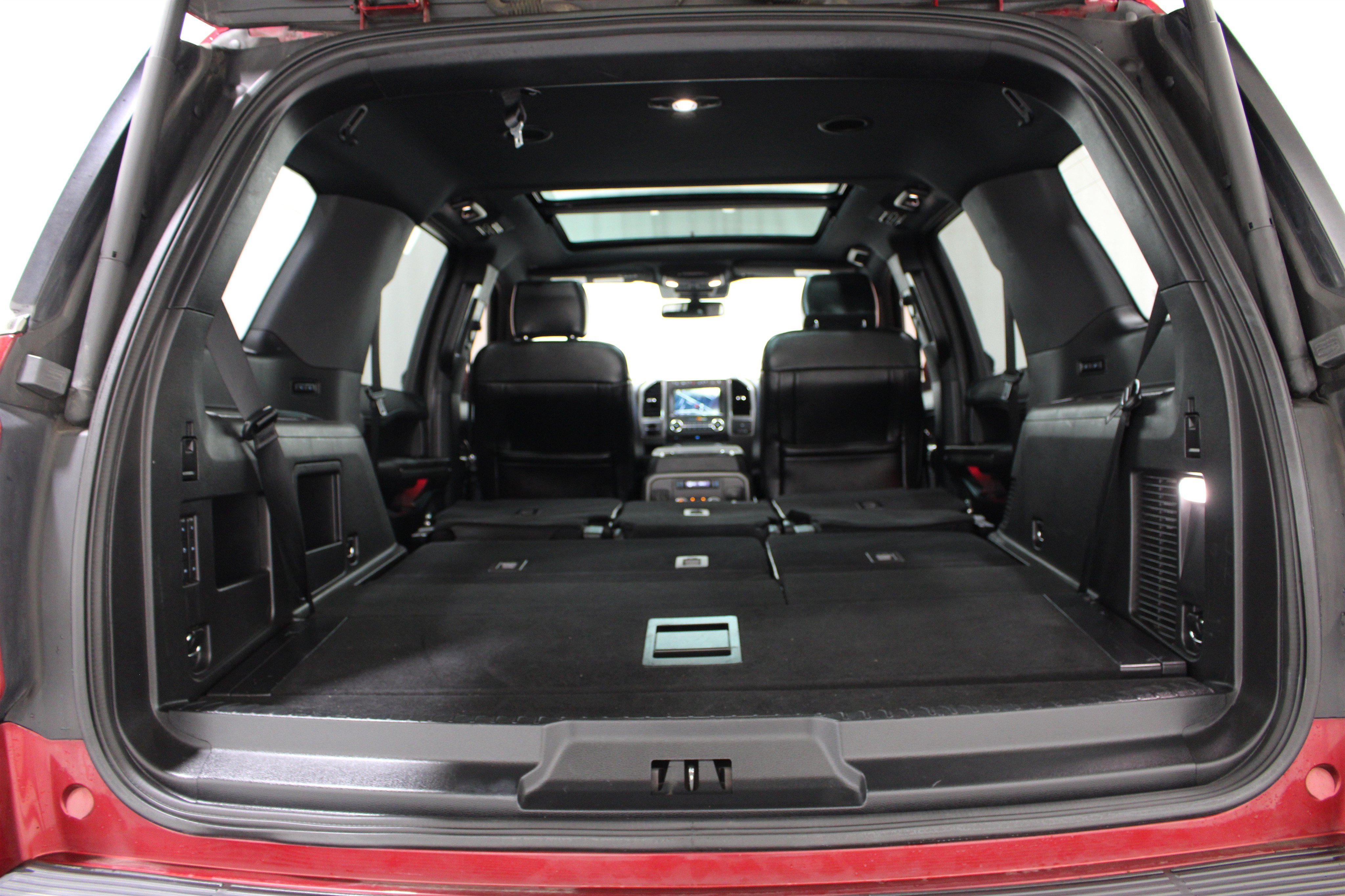 Used 2018 Ford Expedition XLT w/ Equipment Group 202A AWD/4WD image 25