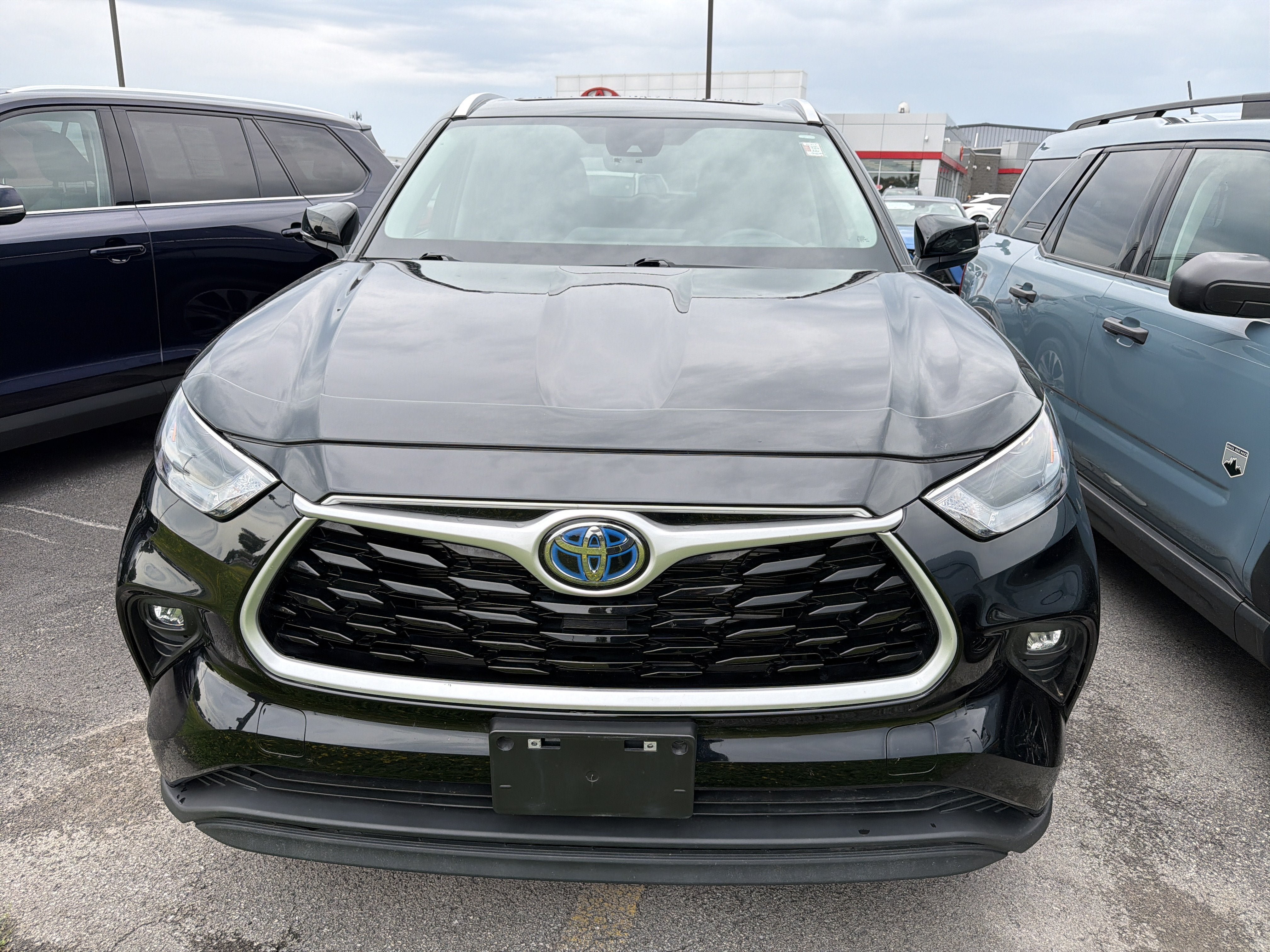 Used 2023 Toyota Highlander XLE AWD/4WD image 3