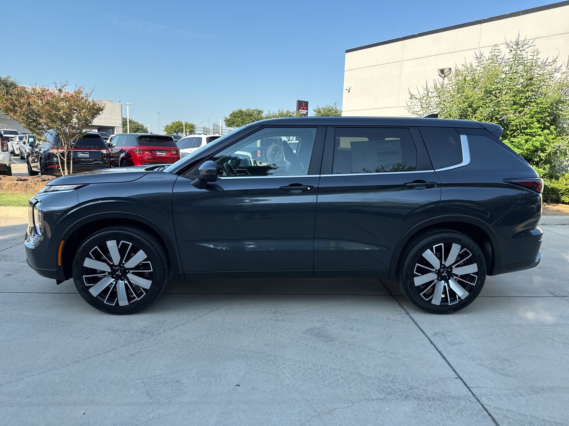 New 2025 Mitsubishi Outlander SE image 4