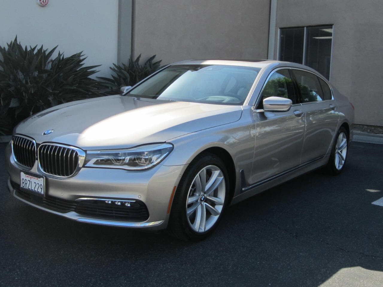 Used 2016 BMW 750i image 5
