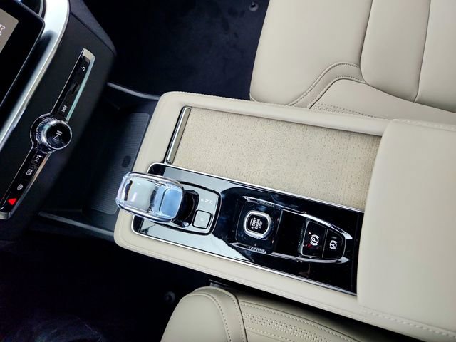 New 2026 Volvo XC90 T8 Plus w/ Protection Package Premier image 22