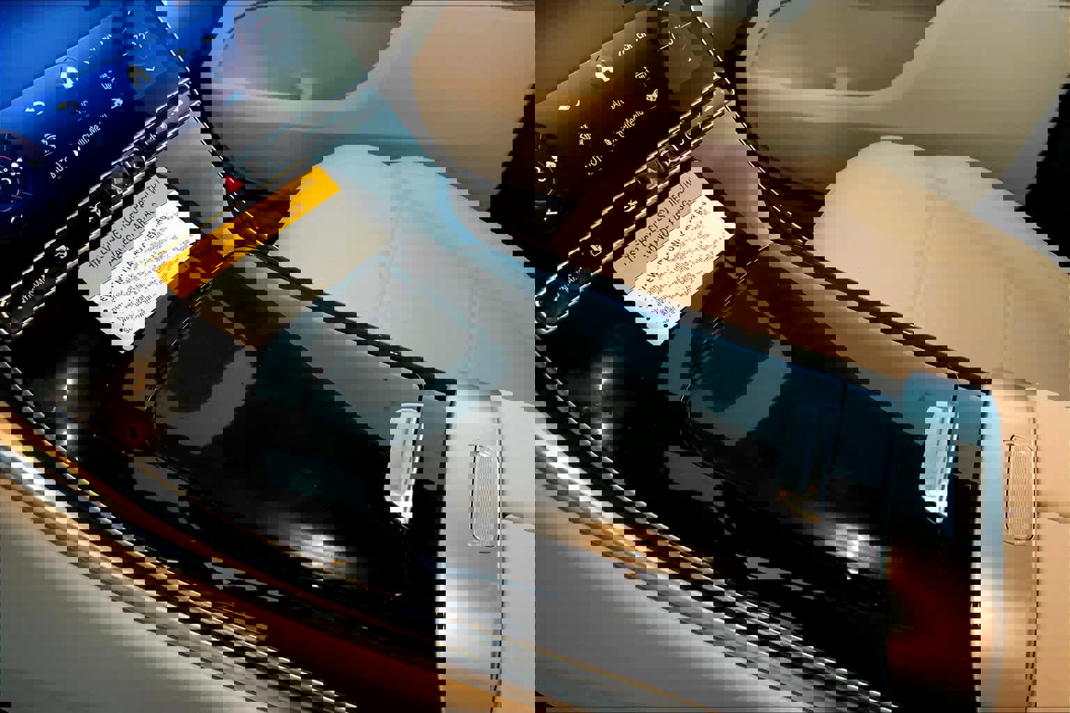 Used 2025 Mercedes-Benz GLC 300 4MATIC image 11