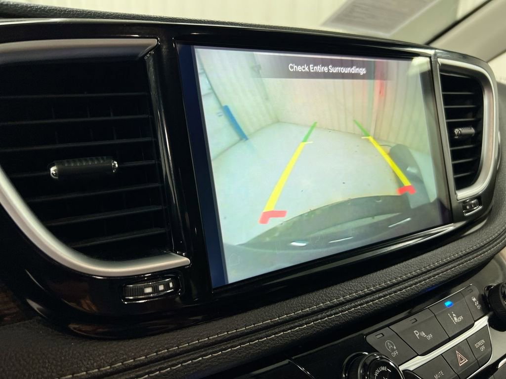 Used 2023 Chrysler Pacifica Limited image 16