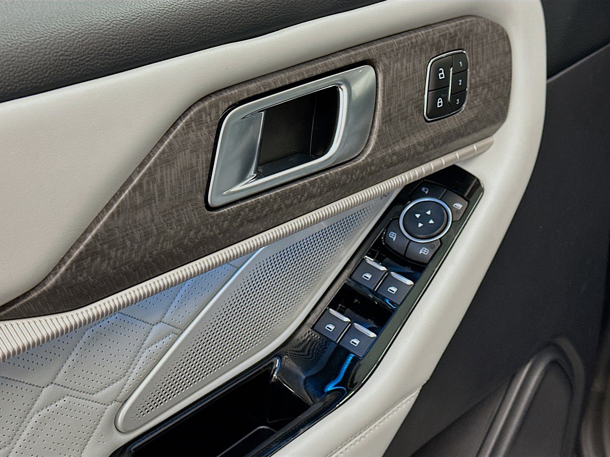 Used 2025 Ford Explorer Platinum w/ LUX Leather Package image 15