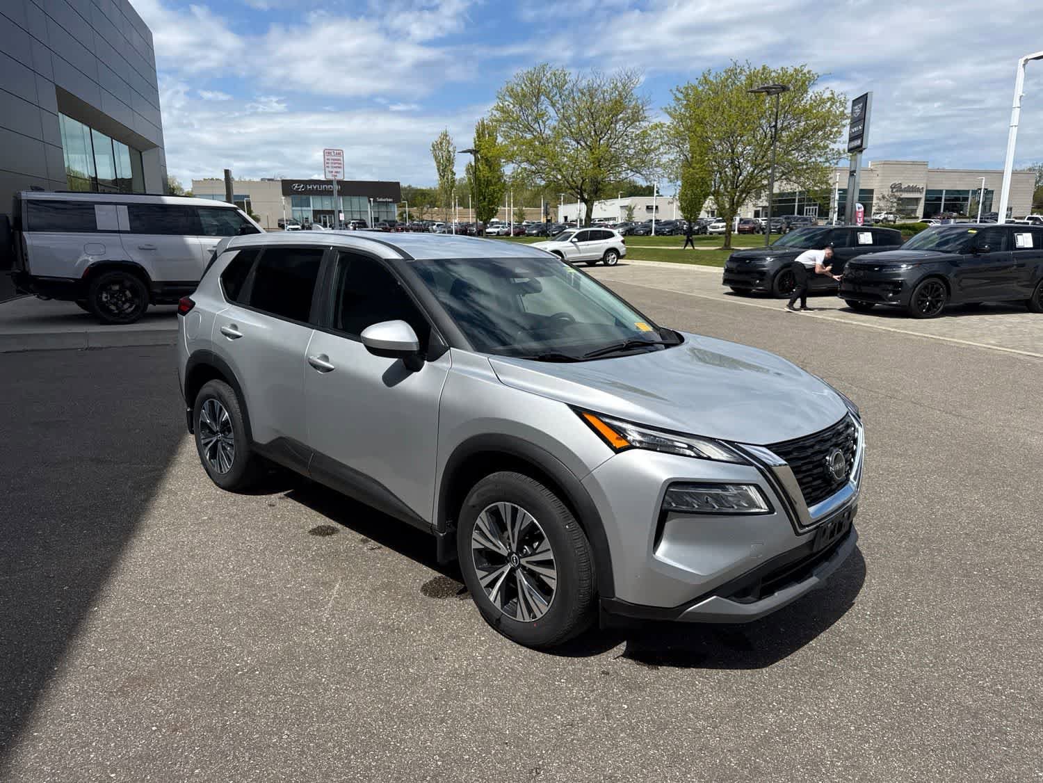 Used 2023 Nissan Rogue SV AWD/4WD image 6