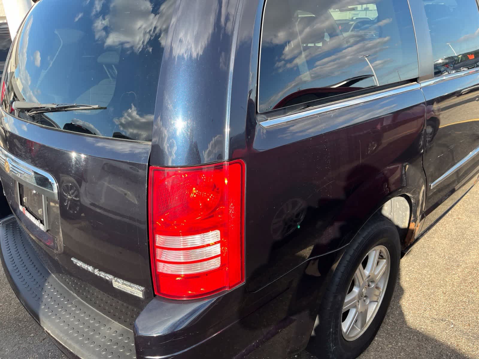 Used 2010 Chrysler Town & Country Touring w/ Entertainment Group #2 FWD image 14