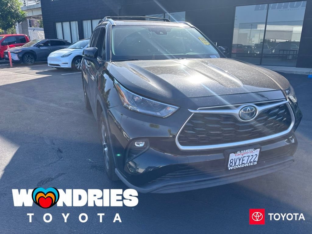 Used 2021 Toyota Highlander XLE FWD image 1