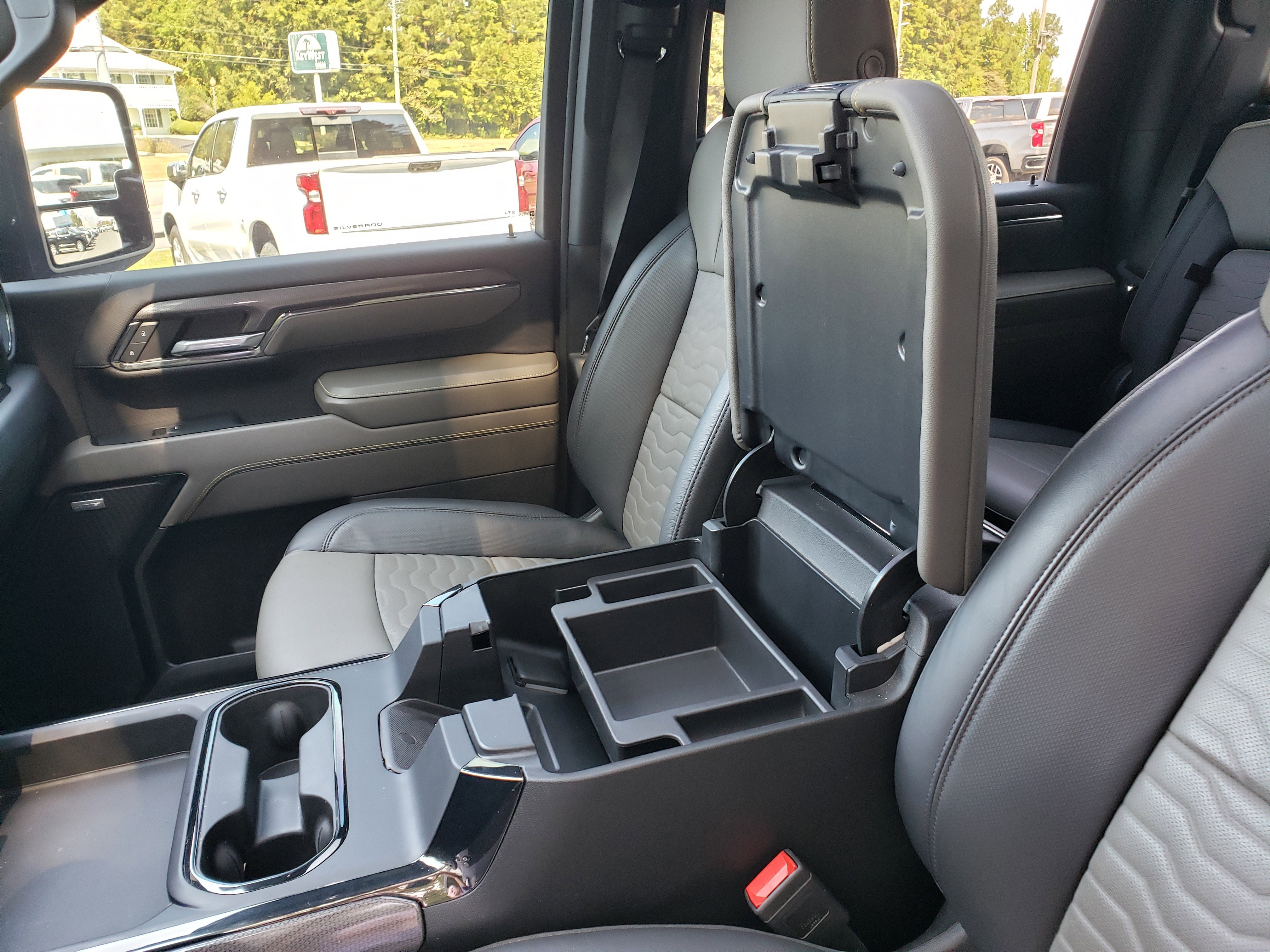 Used 2024 Chevrolet Silverado 2500 ZR2 w/ Technology Package image 24