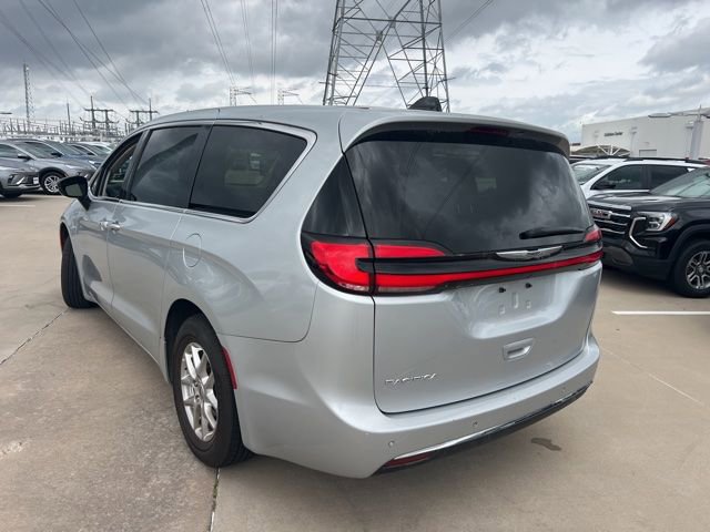 Used 2024 Chrysler Pacifica Touring-L image 4