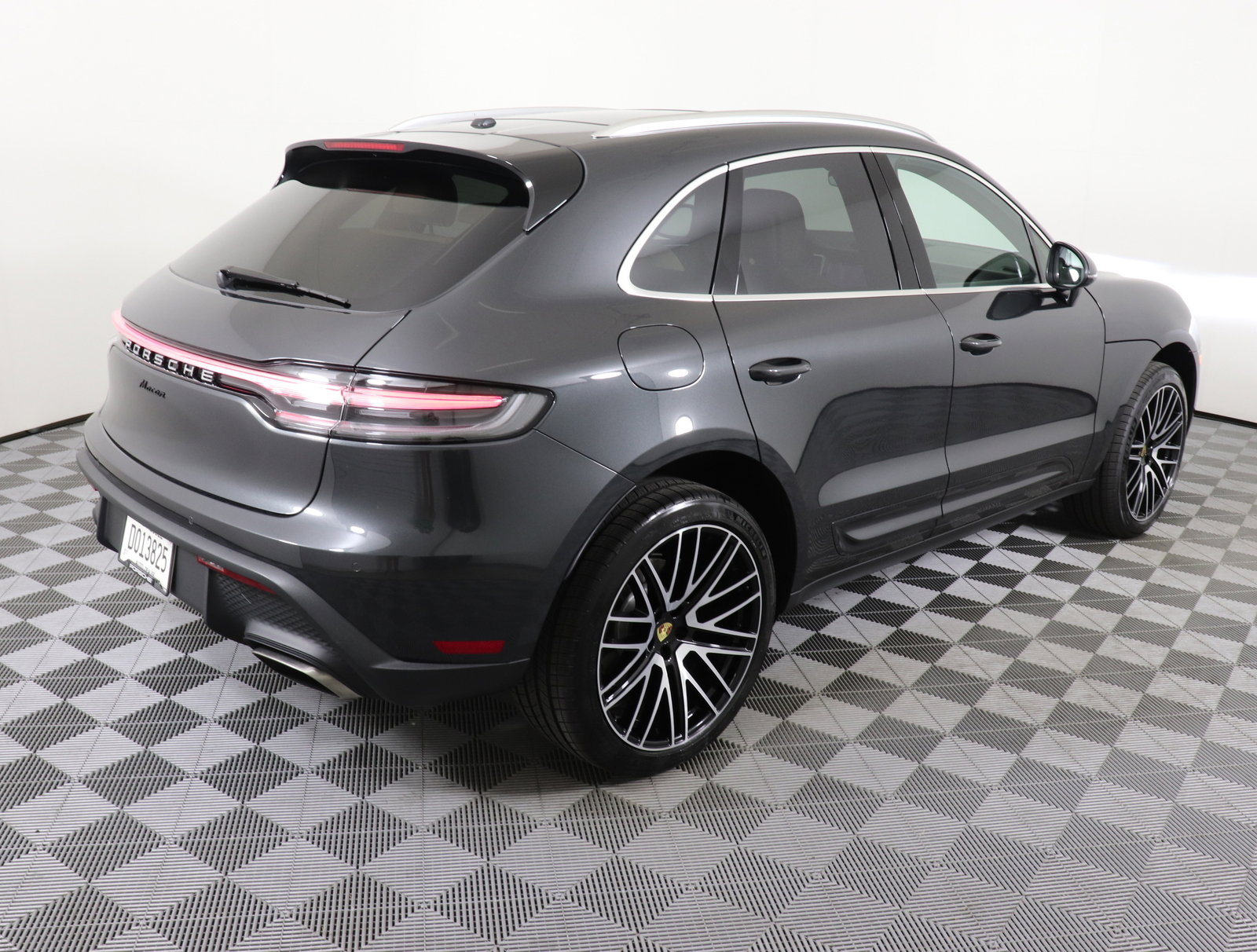 Used 2025 Porsche Macan image 9