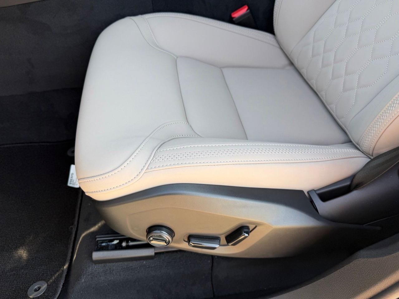 New 2027 Volvo XC60 B5 Plus AWD/4WD image 16