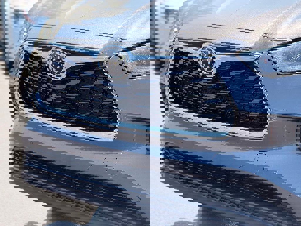 Used 2023 Toyota Highlander Limited FWD image 10