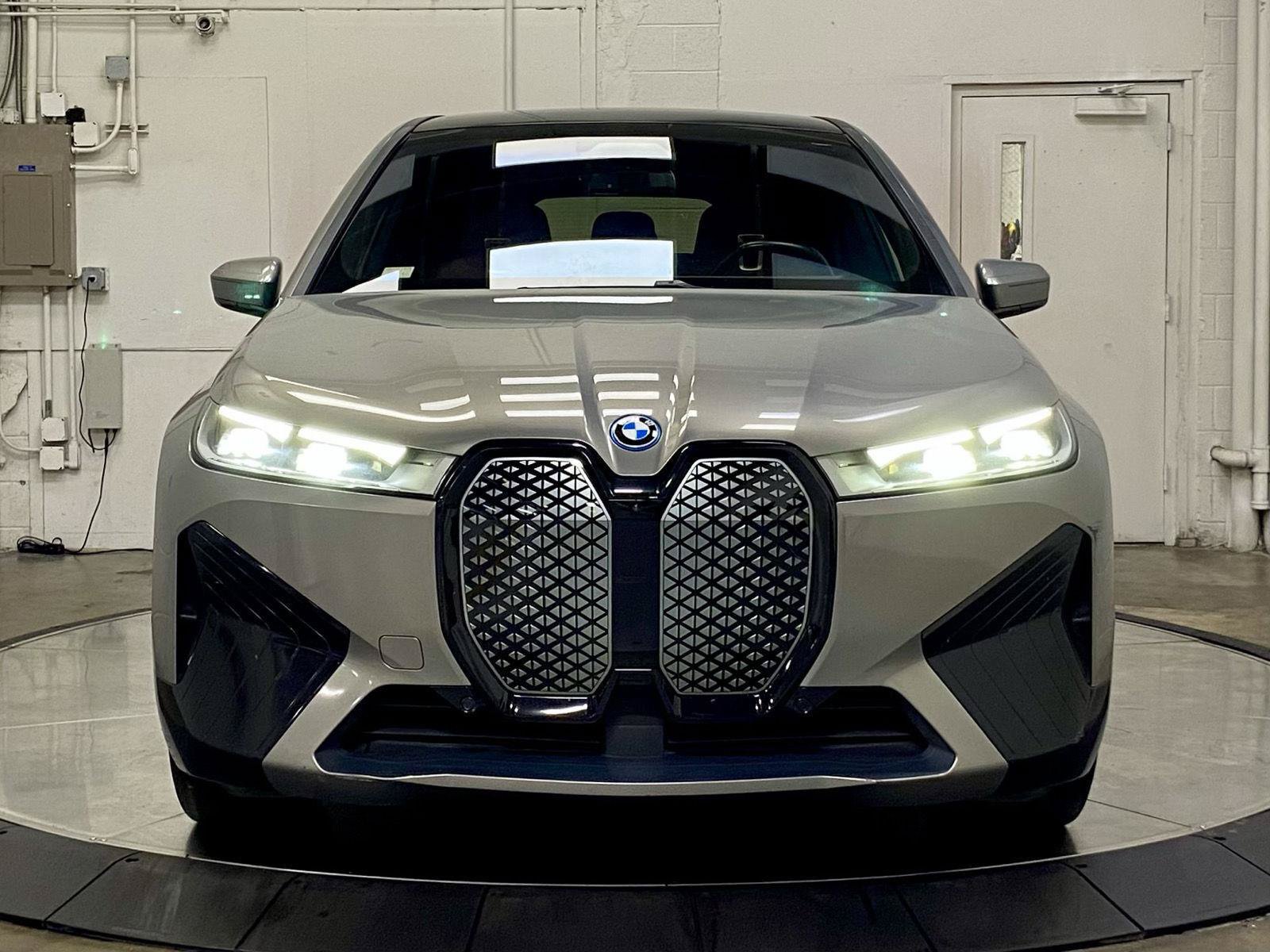 Used 2024 BMW iX xDrive50 w/ Sport Package AWD/4WD image 3