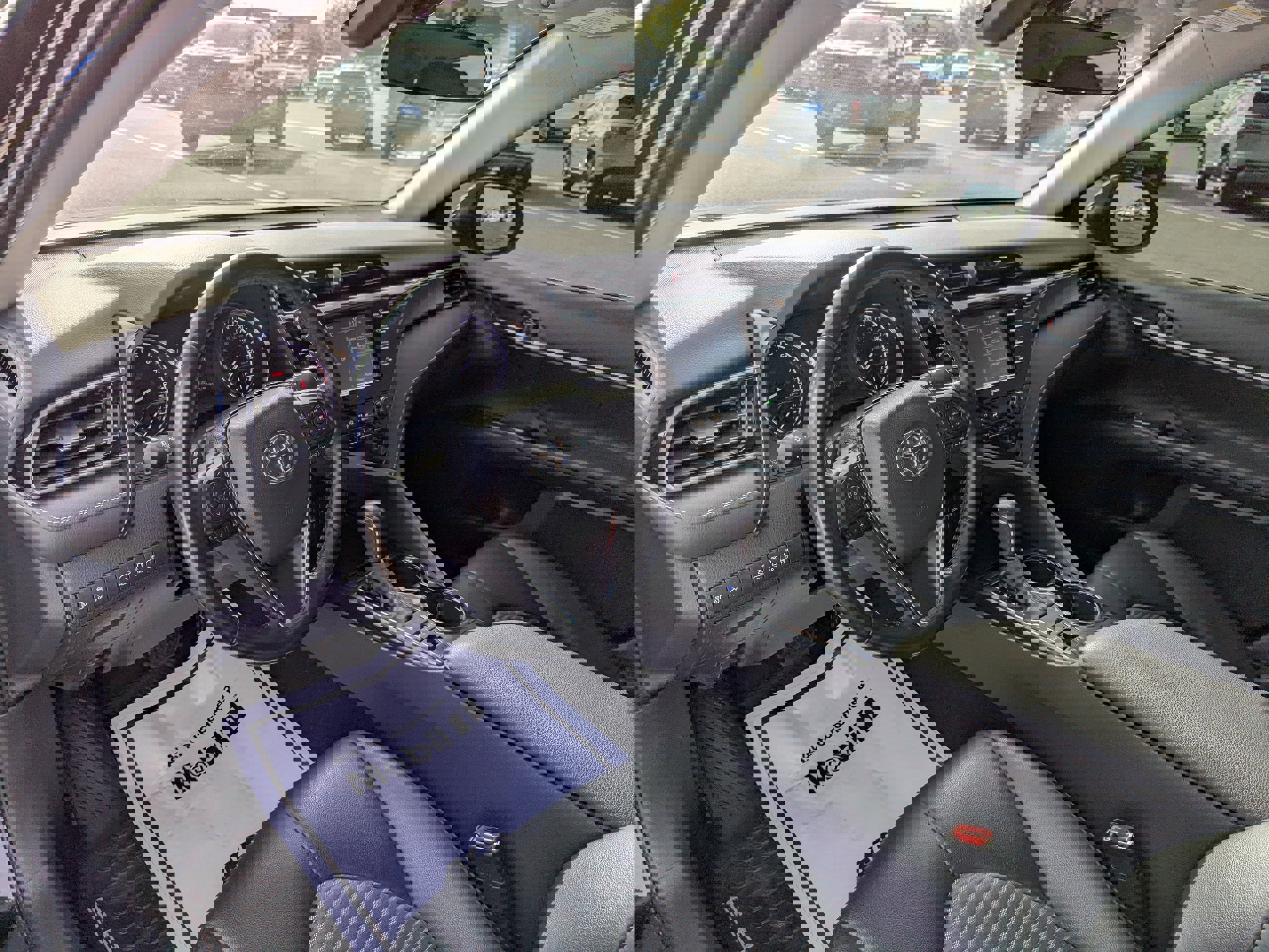 Used 2020 Toyota Camry SE w/ Cold Weather Package image 13