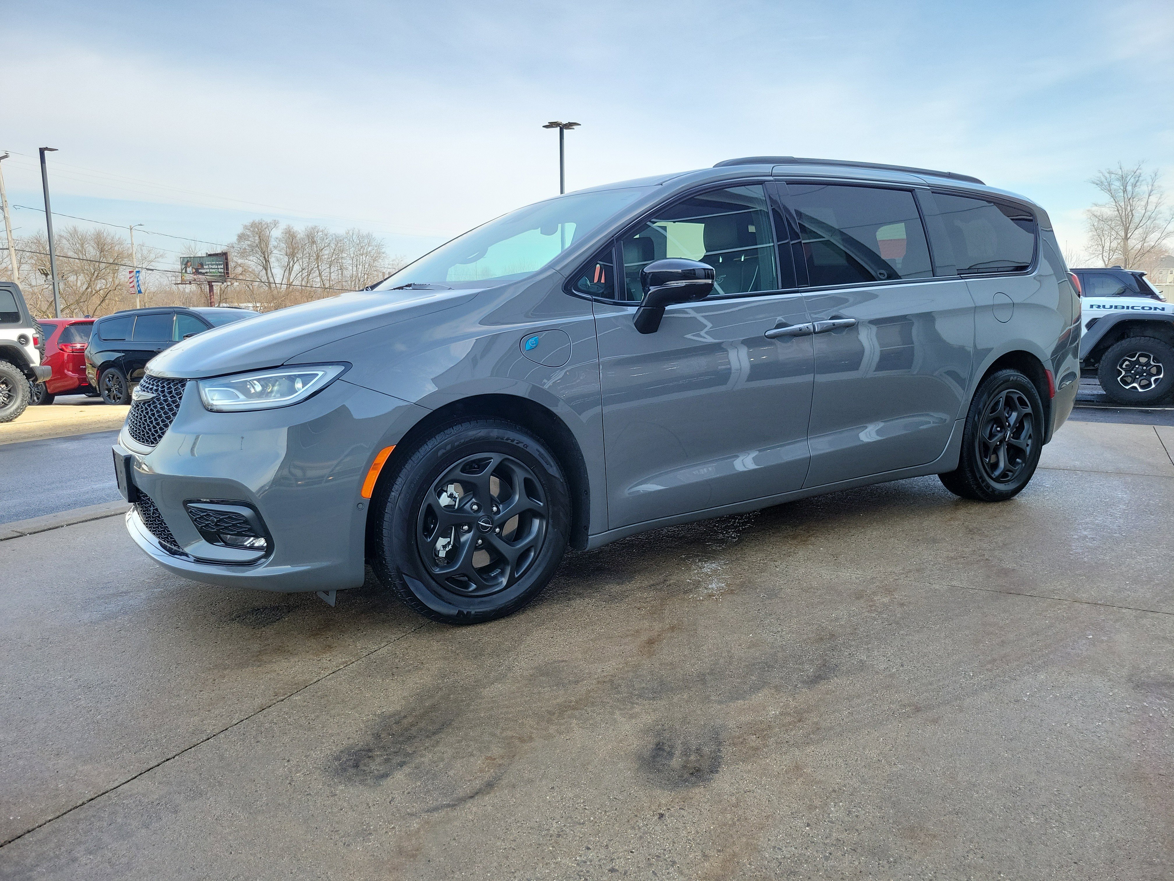 Used 2025 Chrysler Pacifica Premium image 2