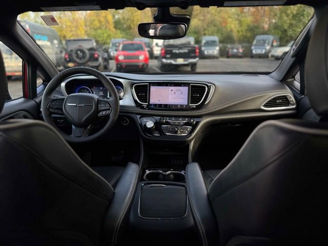 Certified 2025 Chrysler Pacifica Limited image 31