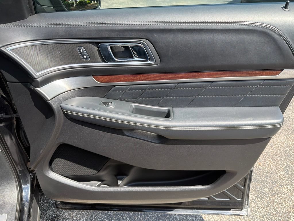 Used 2017 Ford Explorer Platinum AWD/4WD image 27