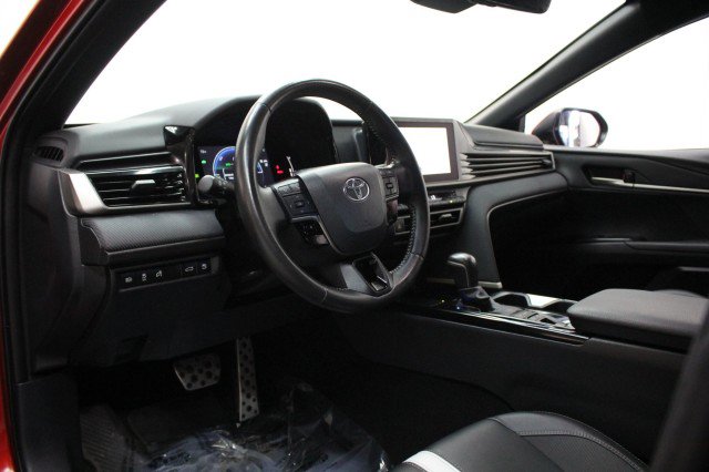 Used 2025 Toyota Camry SE w/ Convenience Package image 4