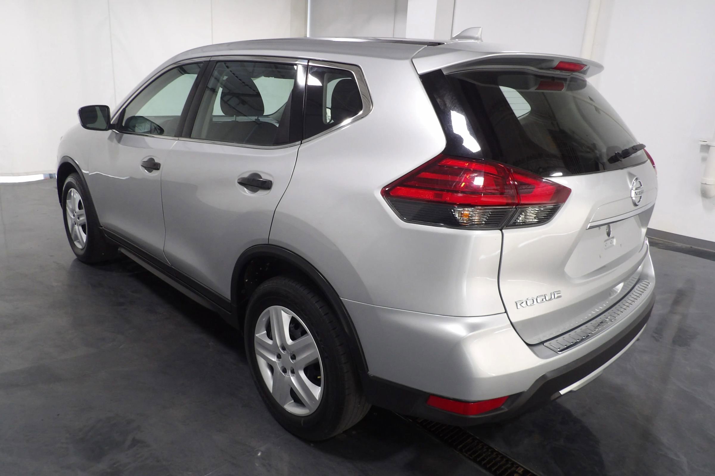 Used 2017 Nissan Rogue S image 6